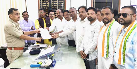 बेटी को न्याय दिलाने व दोषियों पर सख्त कार्रवाई के लिए लामबंद आदिवासी समाज के लोग एसपी से मिले