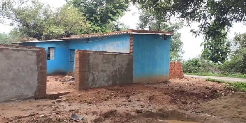स्थगन आदेश के बावजूद निर्माण का आरोप, कलेक्टर से कार्रवाई की मांग