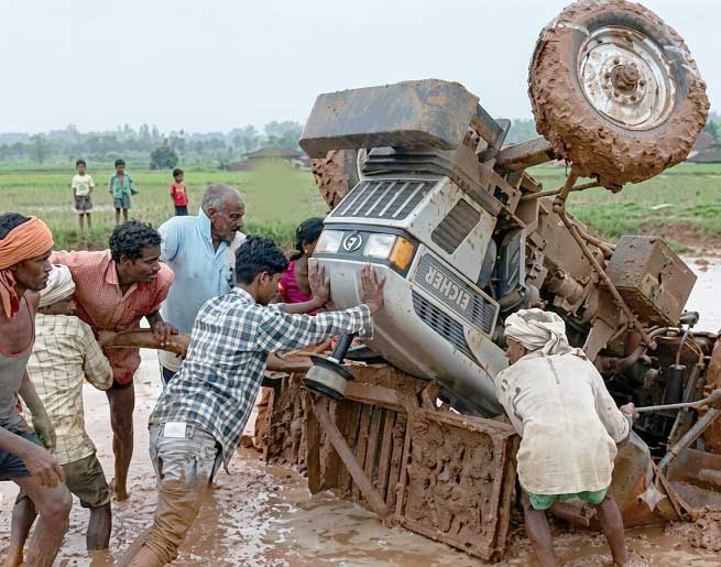 खेत जुताई के दौरान ट्रेक्टर पलटा, युवक की मौत