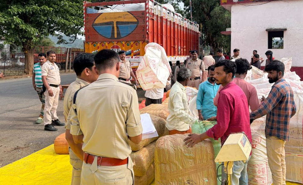 10 करोड़ के गांजा के साथ 2 तस्कर गिरफ्तार, ओडिशा से ट्रक में भरकर ले जा रहे थे यूपी