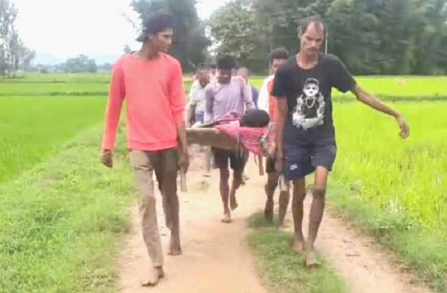 चाकू से घायल युवक को एक किलोमीटर खाट में ढोकर चले ग्रामीण