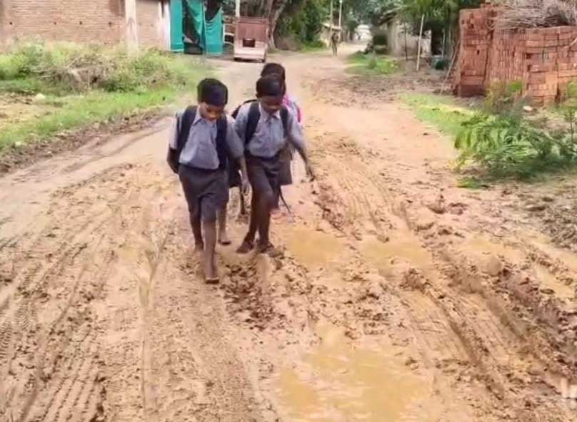 विकास के बड़े-बड़े दावों के बीच कीचड़ में फंसा बचपन
