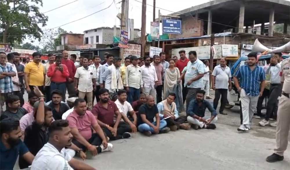 अम्बिकापुर-बनारस मार्ग पर ग्रामीणों का चक्काजाम, पांच दिन में सड़क मरम्मत का आश्वासन