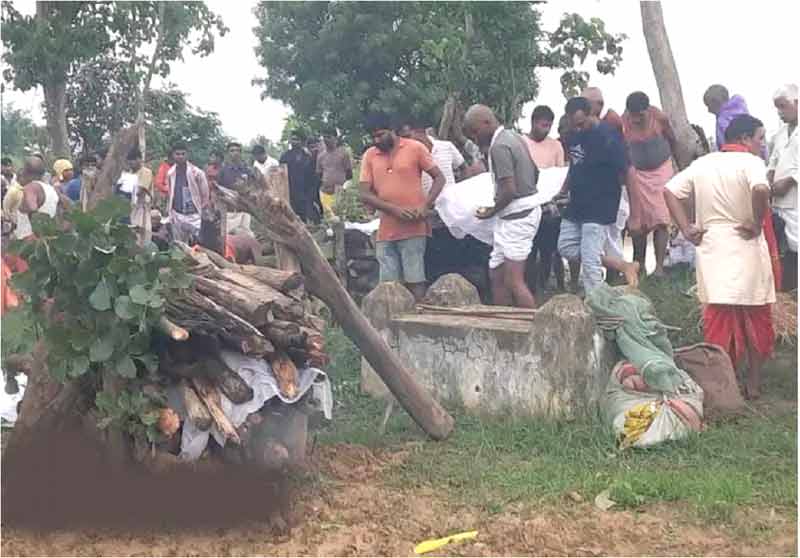 मां की मृत्यु से आहत बेटे ने भी तोड़ा दम, एक ही दिन उठीं दो अर्थियां