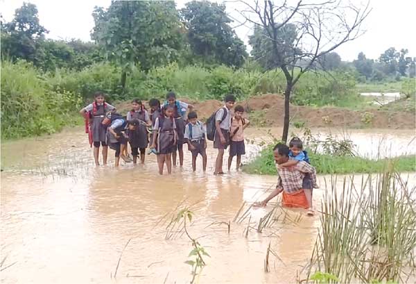 उफनते नाले के बीच किसान के कंधों पर स्कूल पहुंच रहे मासूम, प्रशासन है लाचार