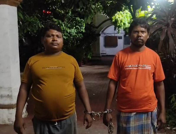 दो भाइयों ने टंगिया से मारकर बुजुर्ग दंपति को जलाया, दोनों आरोपी गिरफ्तार