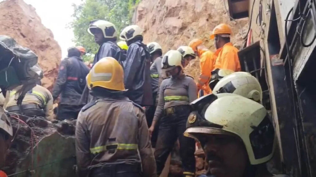मुंबई के घाटकोपर में लैंडस्लाइड, मलबे में दबे कई घर, 7 लोगों की मौत