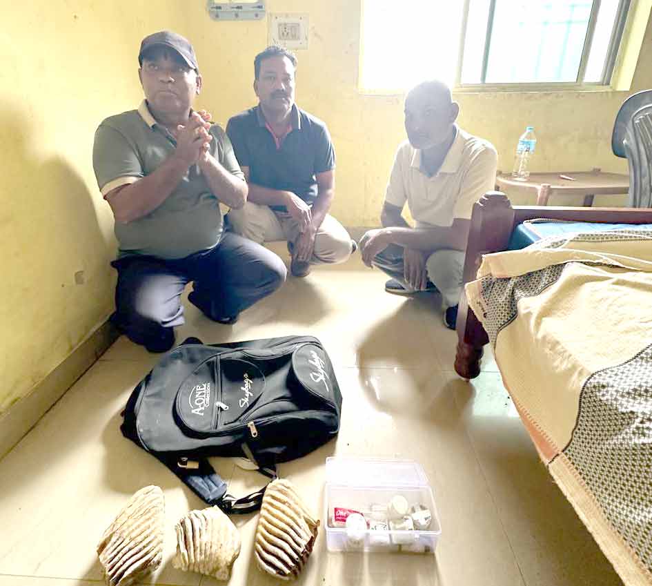 अंर्तराज्यीय हाथी दांत तस्कर गिरोह के तीन सदस्य गिरफ्तार, तीन हाथी दांत जप्त
