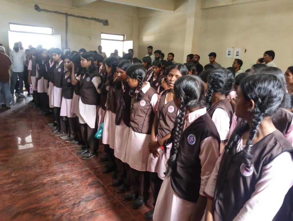20 किमी पैदल चलकर कलेक्टर से शिकायत करने पहुंचीं छात्राएं, कलेक्टर ने दिया कार्यवाही का भरोसा