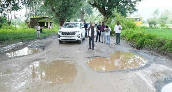 गड्ढों में तब्दील प्रतापपुर सेमरसोत PWD रोड देखकर भड़के कृषि मंत्री, कलेक्टर को दिए कार्रवाई के निर्देश
