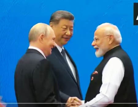 दोस्ताना अंदाज में मिली PM मोदी-पुतिन-जिनपिंग की तिकड़ी