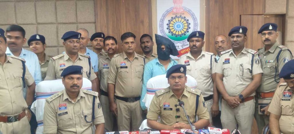 सूरजपुर में डबल मर्डर का खुलासा: लोन के 19 लाख रुपए के लालच में शिक्षिका और उसके बेटे की हत्या, आरोपी गिरफ्तार